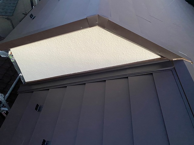 スレート屋根から横暖ルーフを使った屋根カバー工事を行いました！川口市屋根カバー工事　横暖ルーフαｓ　ニチハ　センタールーフ　スレートボロボロ　ガルバリウム鋼板　